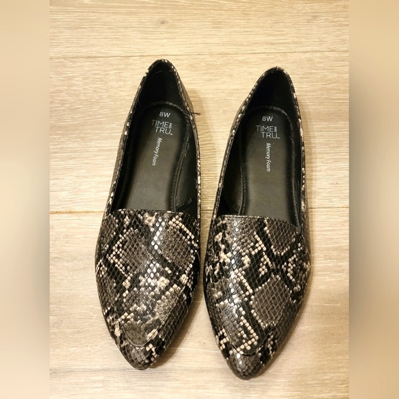 Time & Tru | Black/Gray | Faux Snake Skin | Memory Foam Flats | Size 8W - Picture 2 of 8